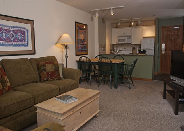 Whistler Aspens on Blackcomb Accommodation 460 Living Room